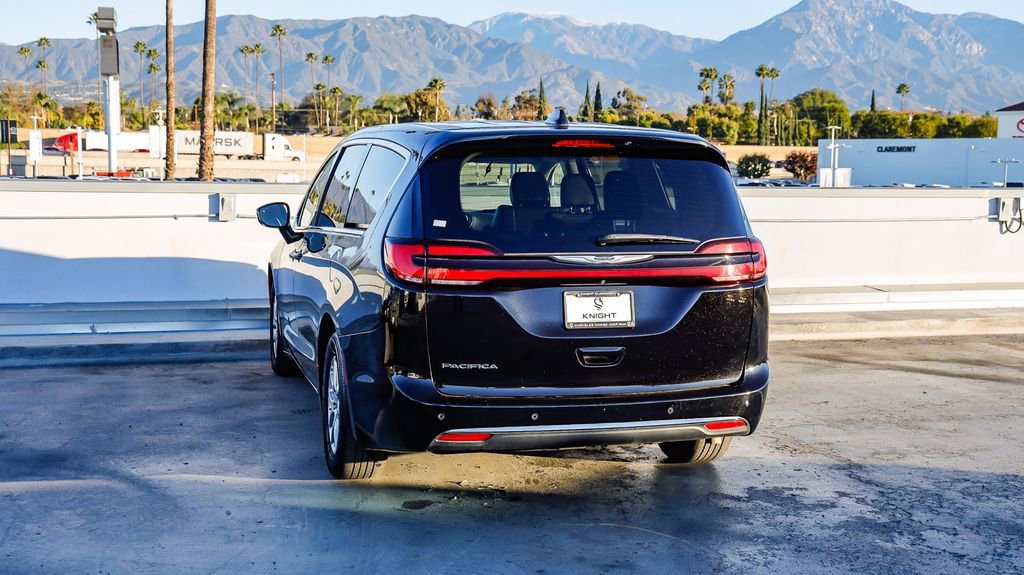 Certified 2024 Chrysler Pacifica Touring-L image 7