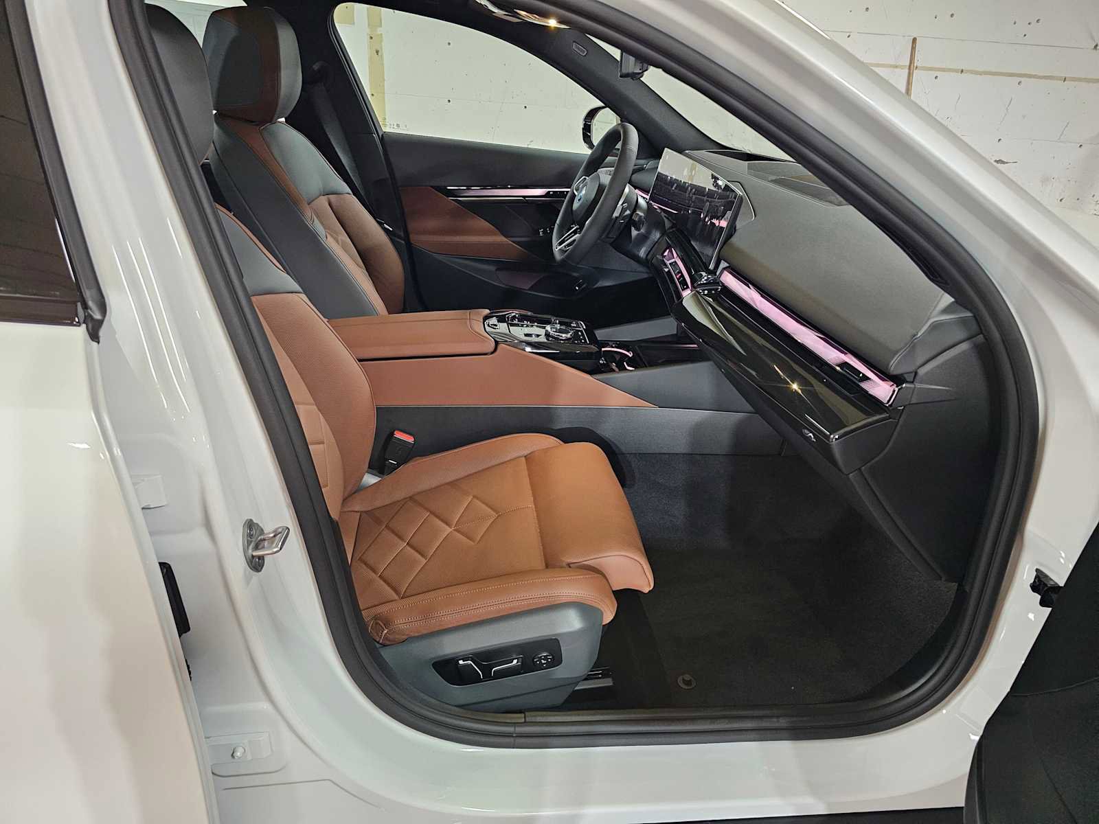 New 2026 BMW 550e xDrive w/ Executive Package image 11