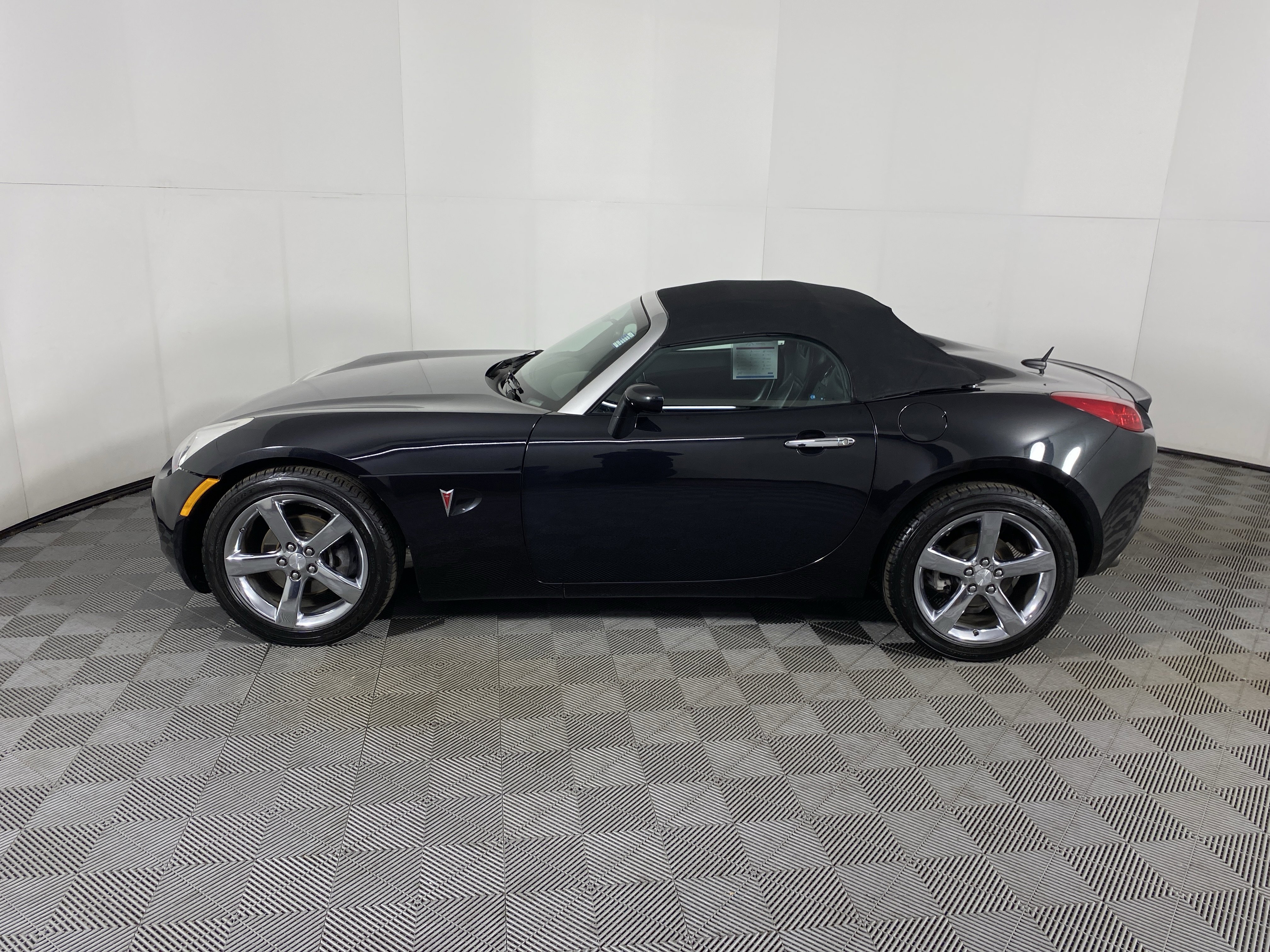 Used 2008 Pontiac Solstice GXP w/ Premium Package image 6
