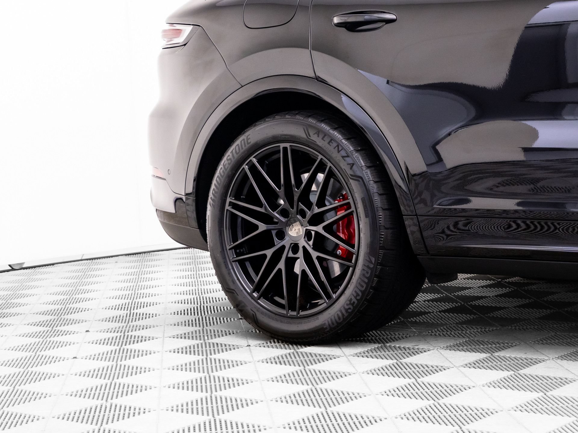Certified 2025 Porsche Cayenne Turbo AWD/4WD image 32