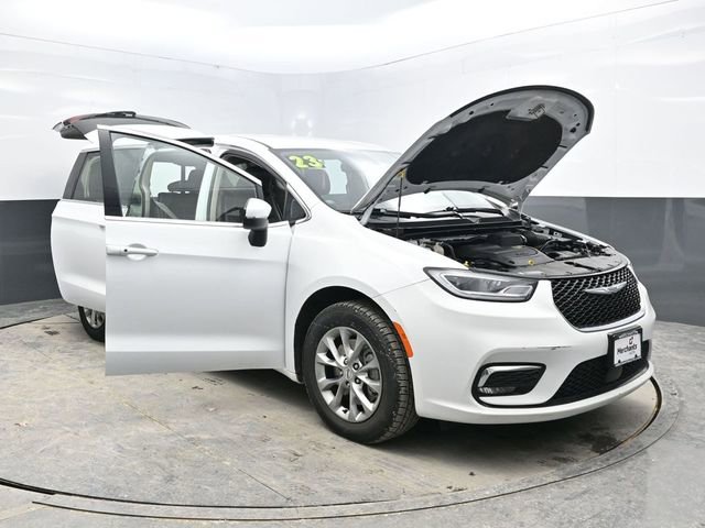 Used 2023 Chrysler Pacifica Touring-L image 36