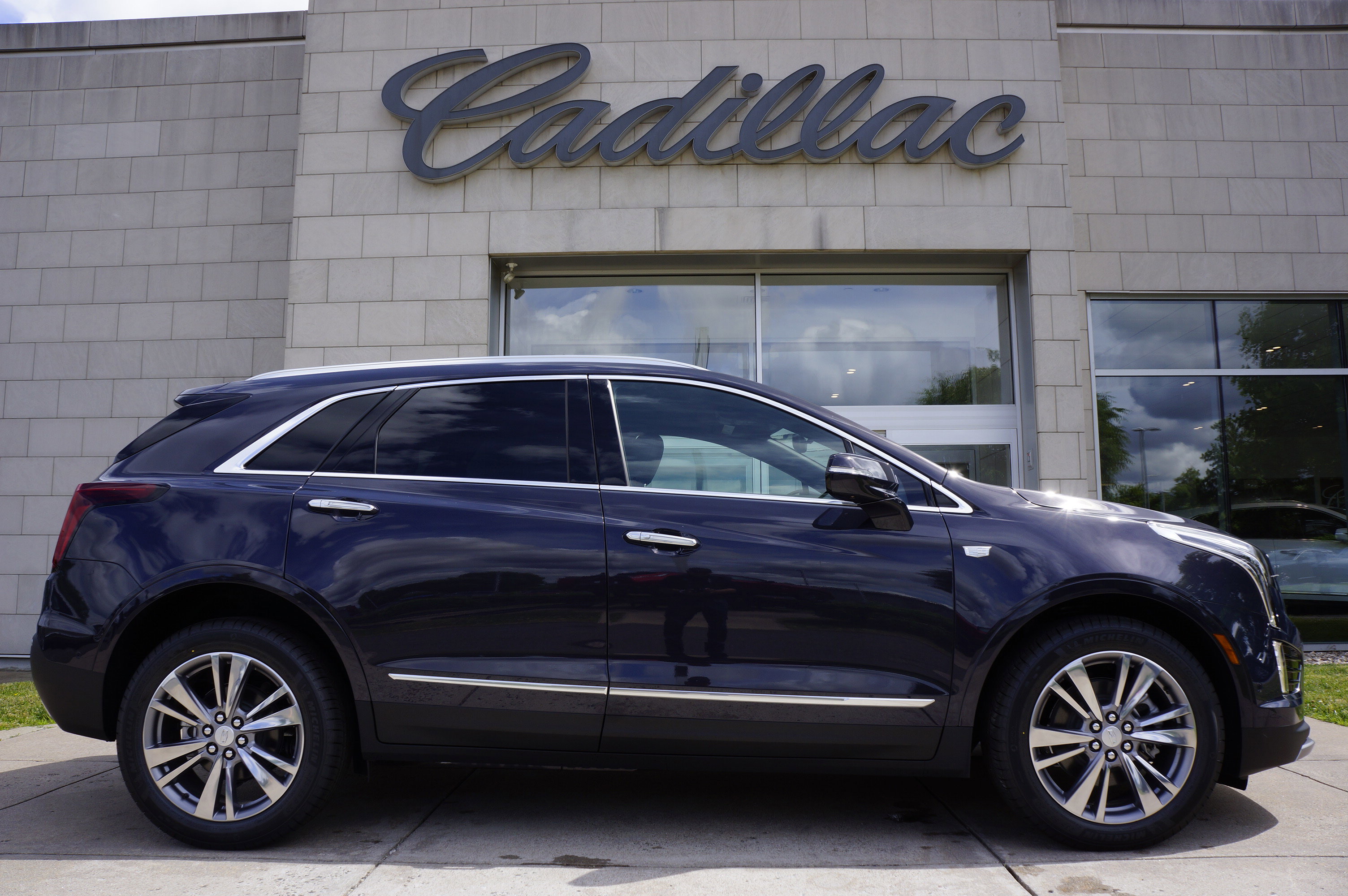 Used 2025 Cadillac XT5 Premium Luxury image 3