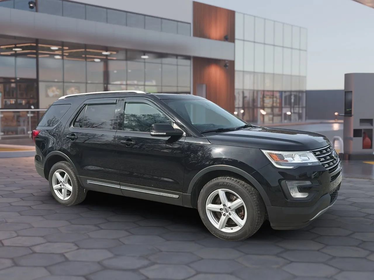 Used 2017 Ford Explorer XLT w/ Equipment Group 202A image 16