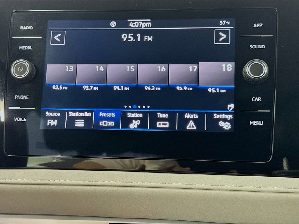 Used 2025 Volkswagen Taos SE image 18