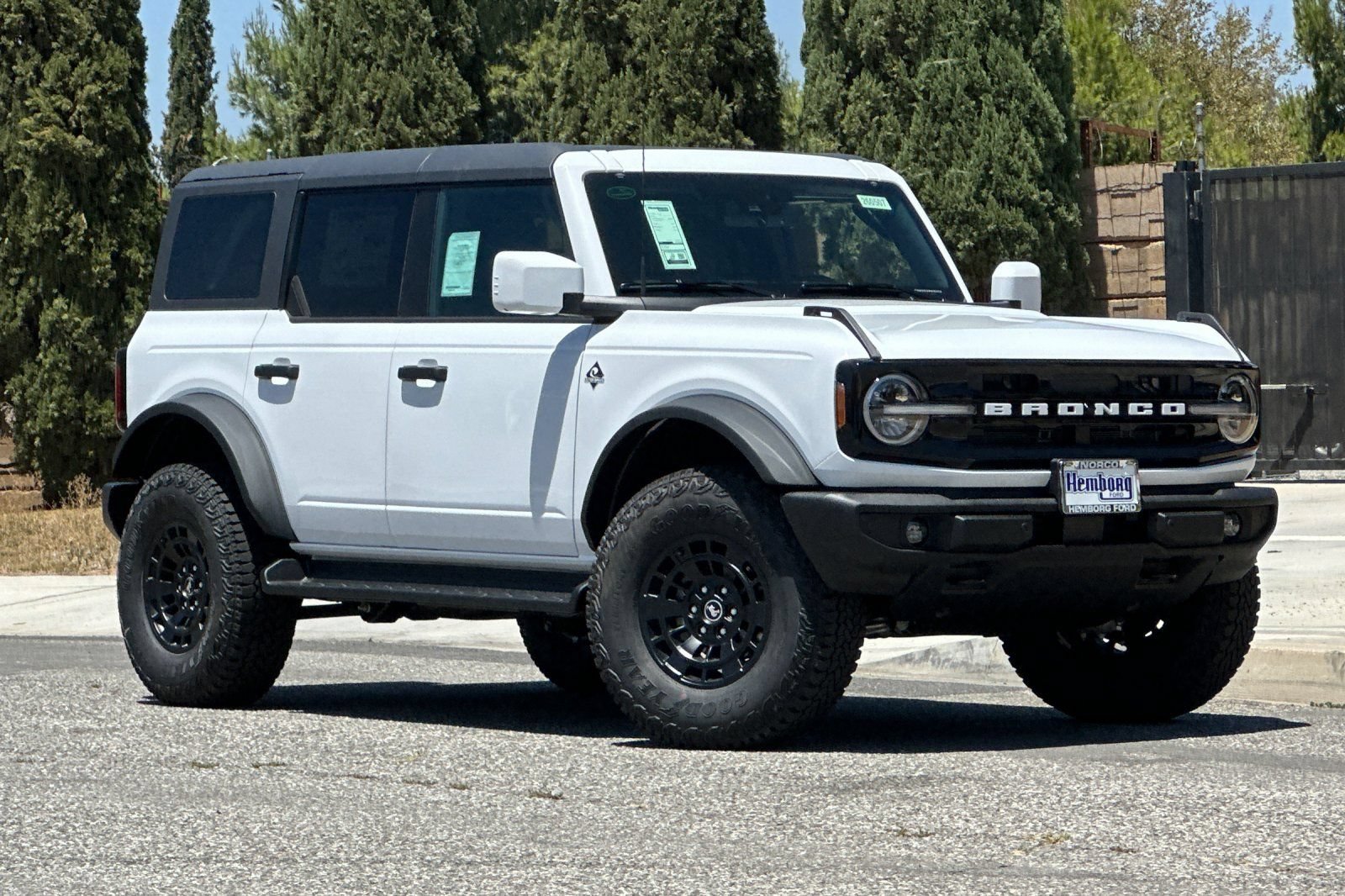 New 2026 Ford Bronco Outer Banks w/ Sasquatch Package AWD/4WD image 2