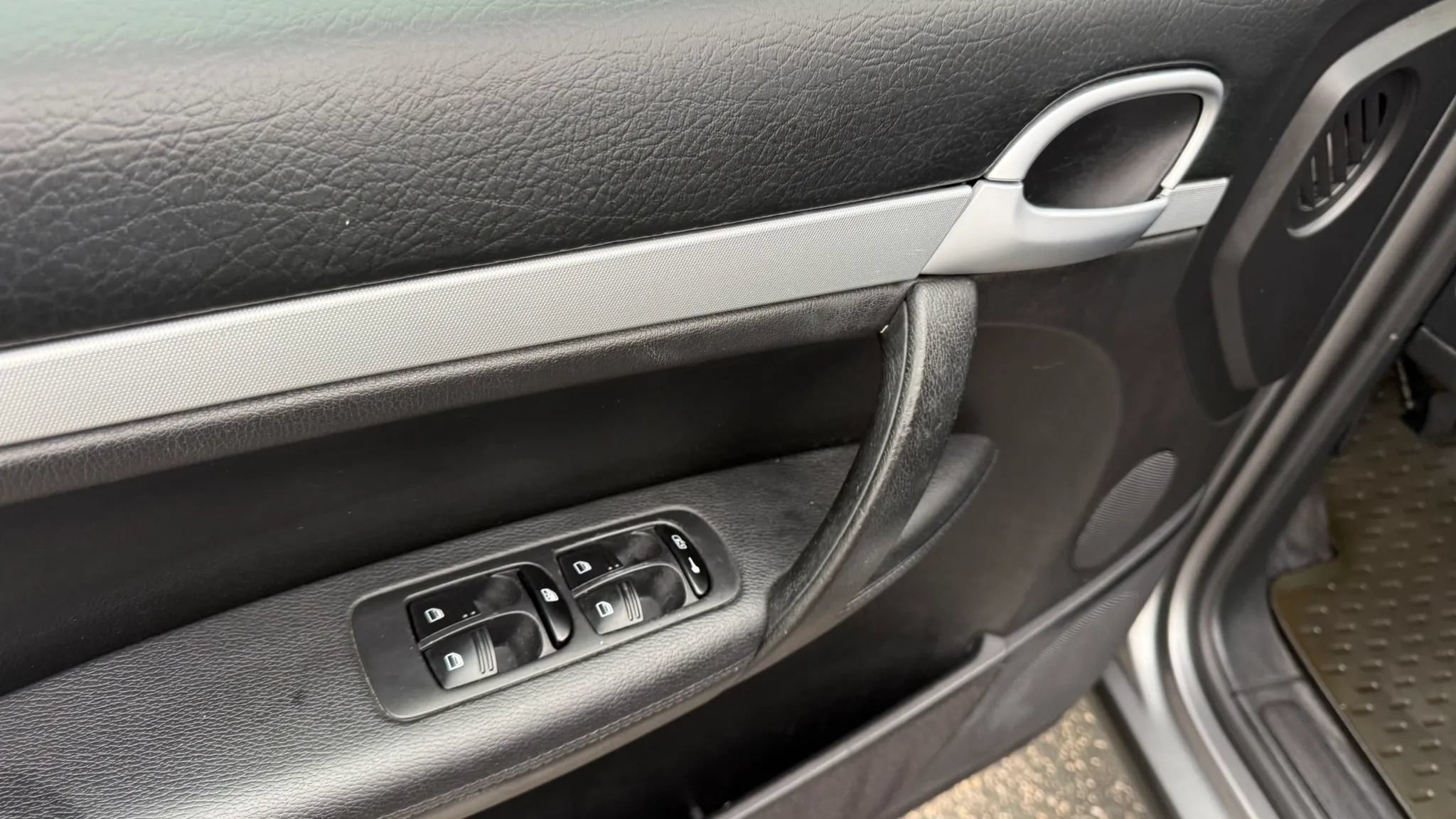 Used 2010 Porsche Cayenne AWD/4WD image 17