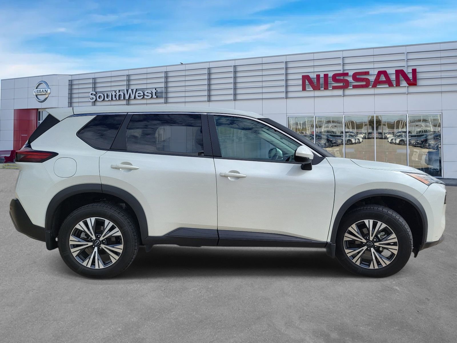 Used 2022 Nissan Rogue SV image 5