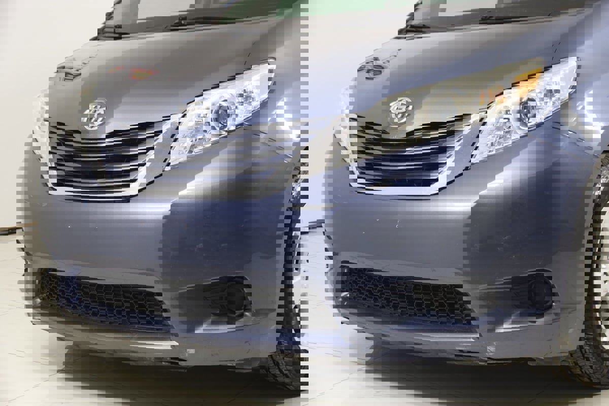 Used 2016 Toyota Sienna LE image 49