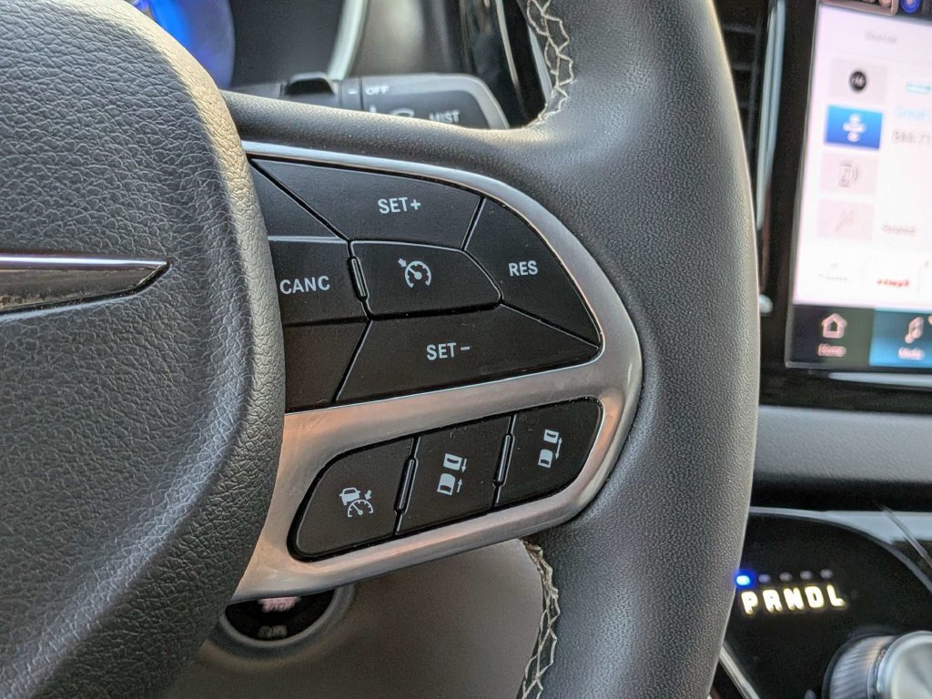 Used 2023 Chrysler Pacifica Touring-L FWD image 28