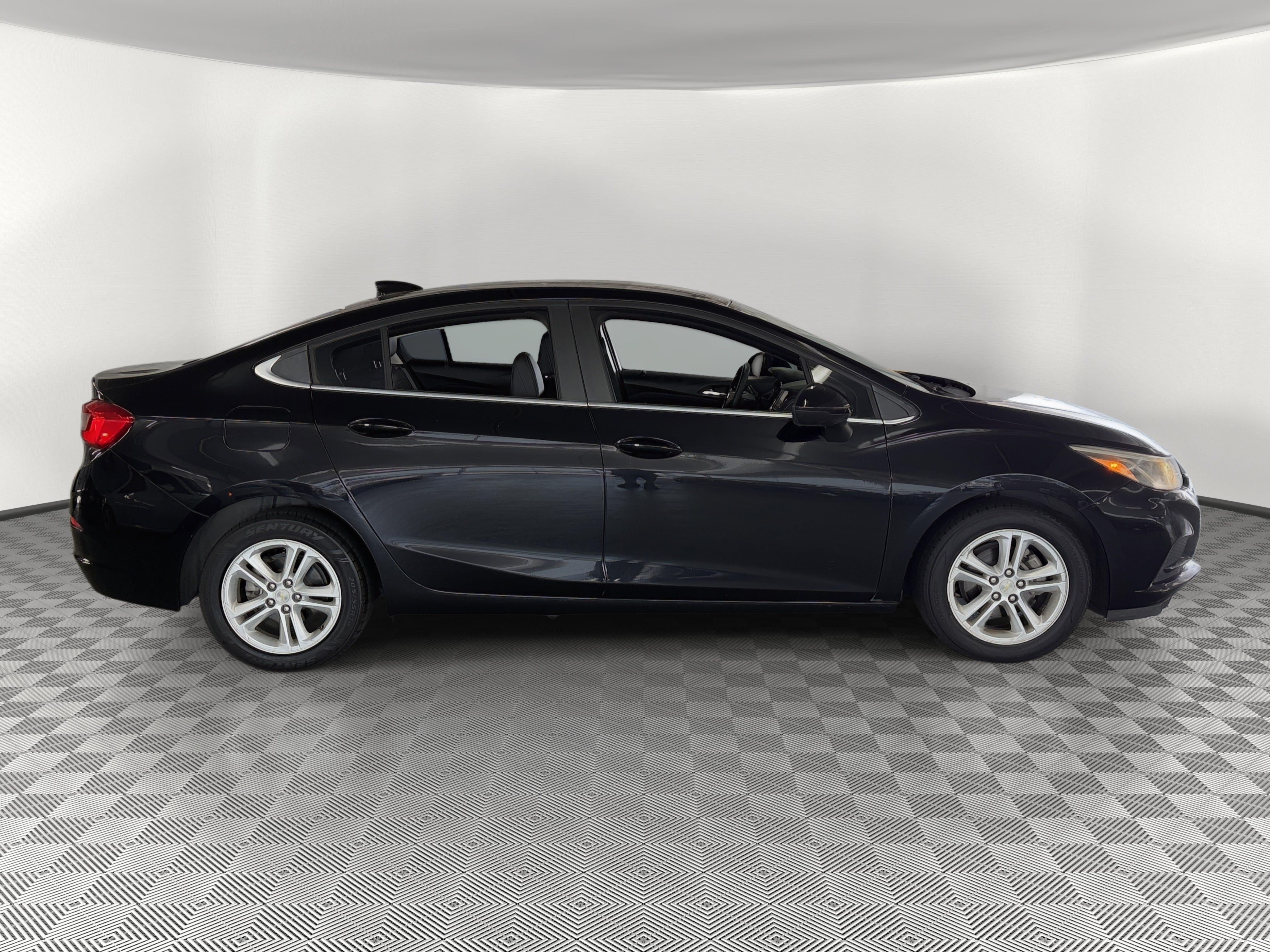 Used 2018 Chevrolet Cruze LT w/ Leather Package FWD image 8