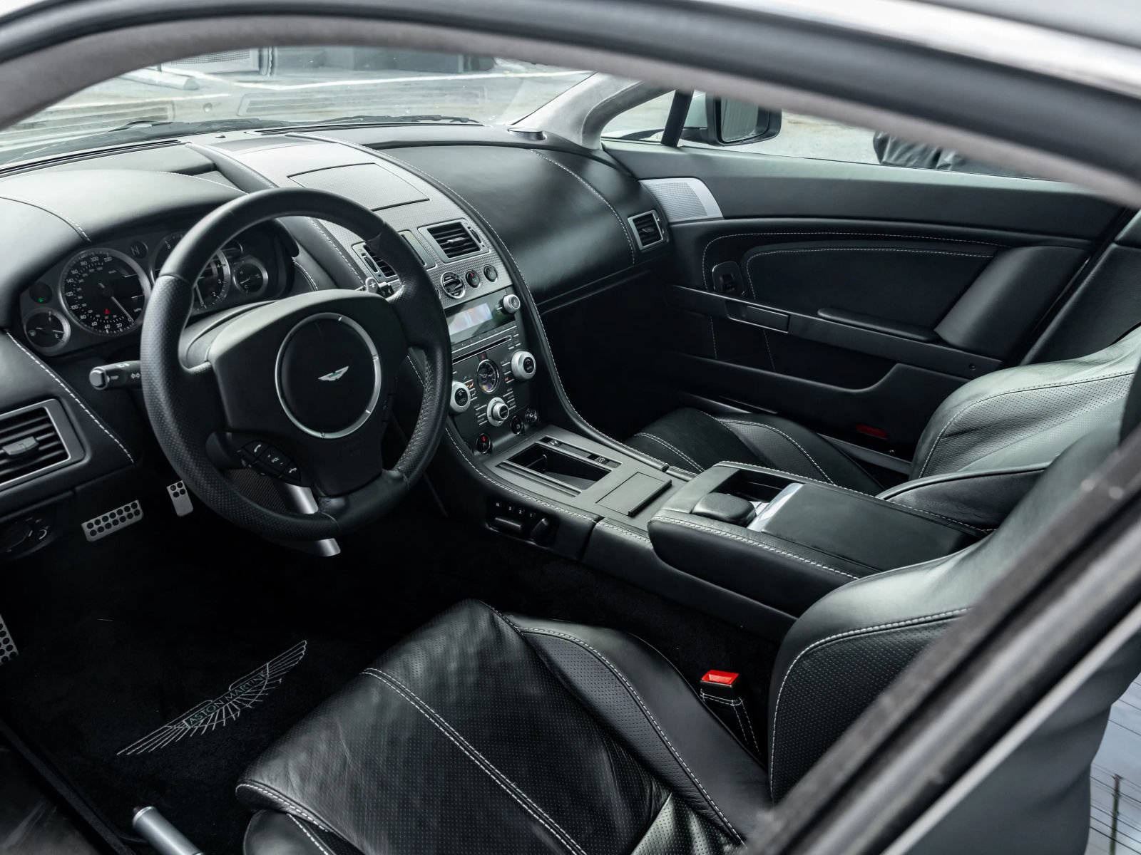 Used 2011 Aston Martin V8 Vantage Coupe RWD image 40