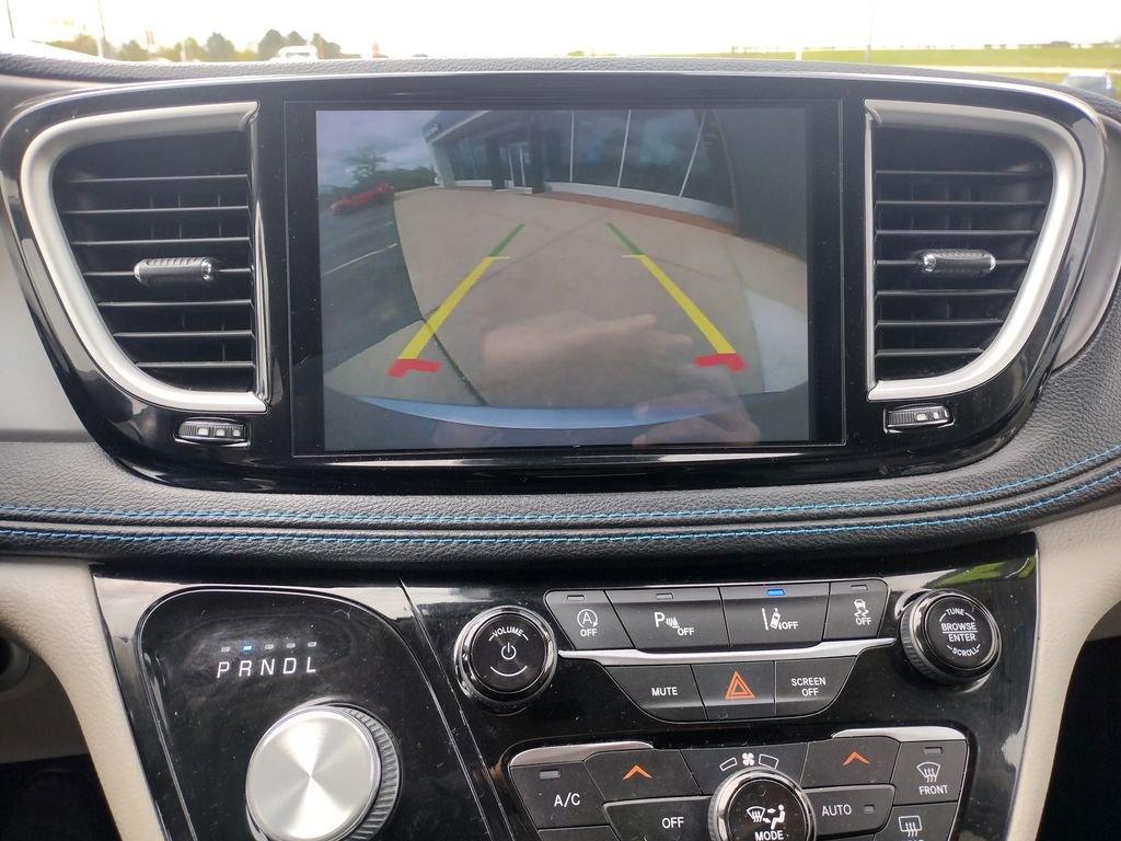 Used 2021 Chrysler Pacifica Touring-L FWD image 4