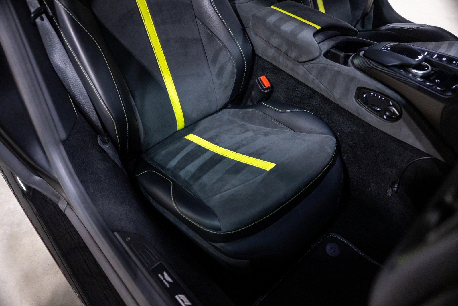 Used 2022 Aston Martin V8 Vantage Coupe RWD image 34