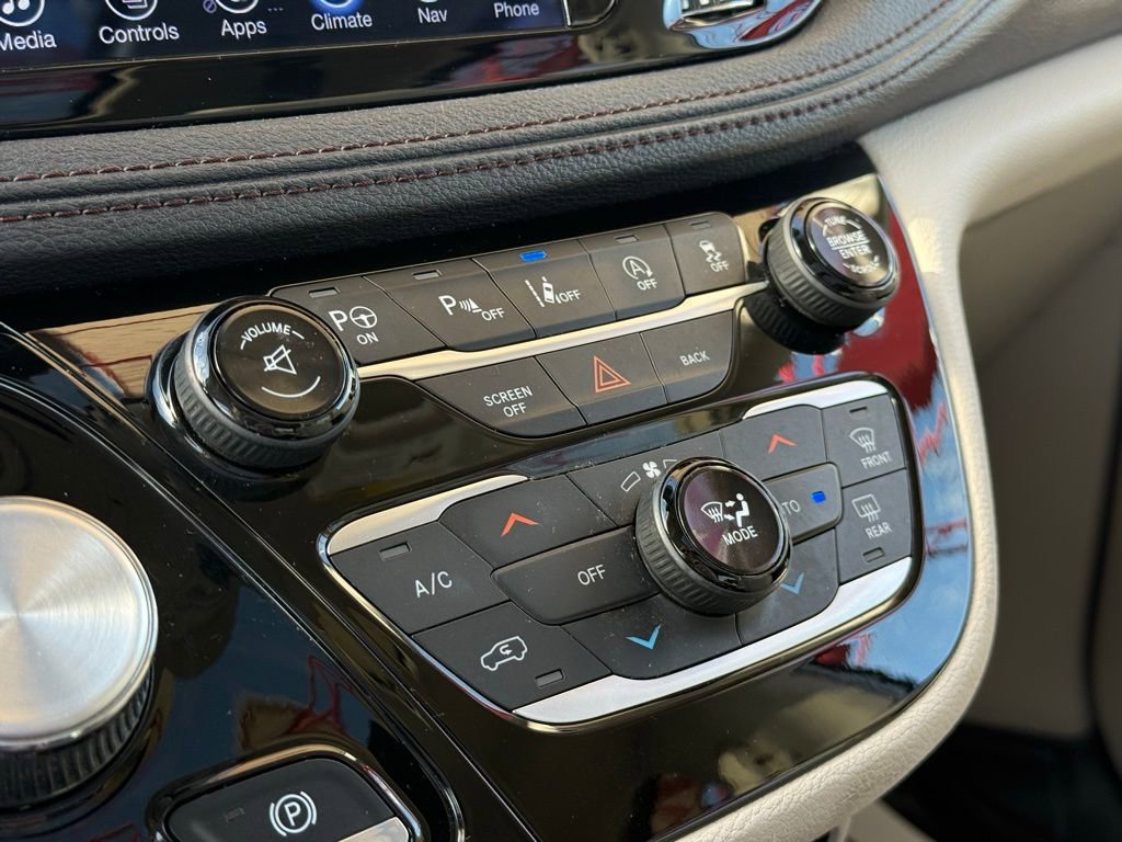 Used 2017 Chrysler Pacifica Limited image 25