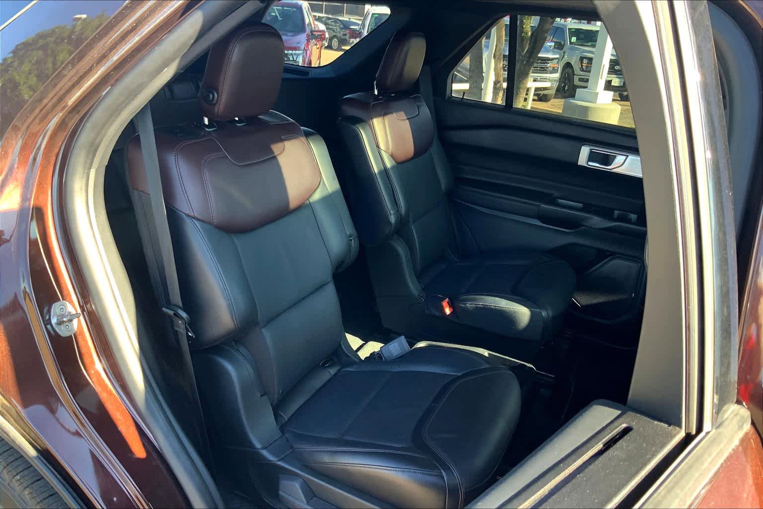 Used 2020 Ford Explorer Platinum w/ Premium Technology Package image 17