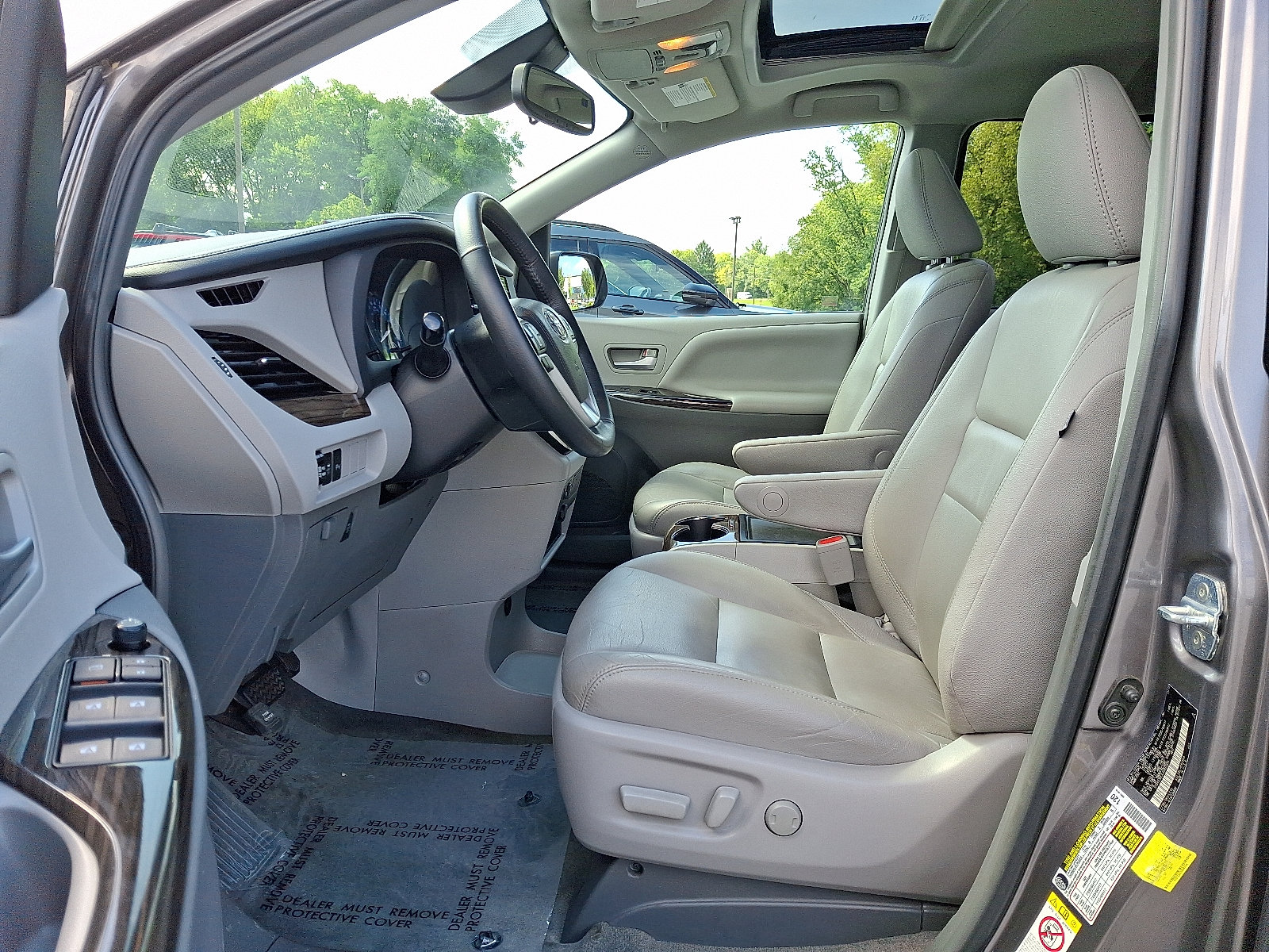 Used 2018 Toyota Sienna XLE w/ XLE Navigation Package FWD image 14