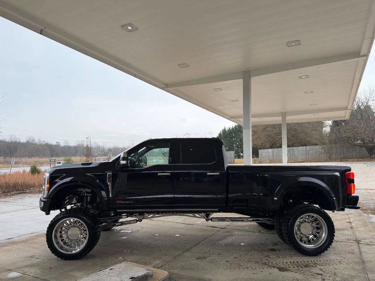 Used 2024 Ford F450 Platinum w/ FX4 Off-Road Package image 4