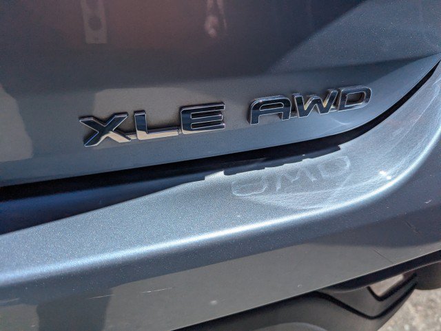 Used 2022 Toyota Highlander XLE AWD/4WD image 29