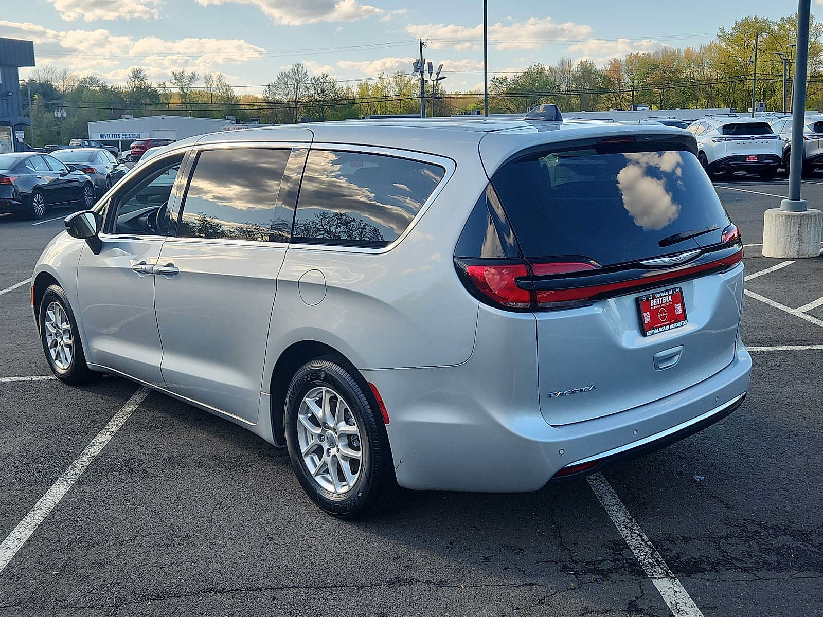 Used 2024 Chrysler Pacifica Touring-L FWD image 6