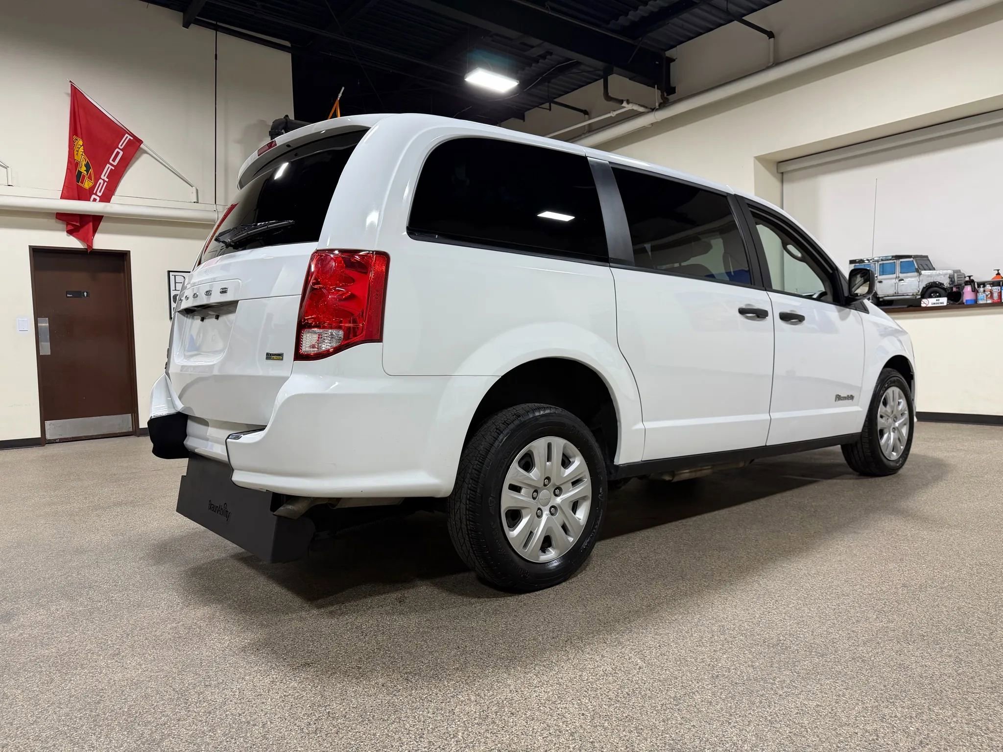Used 2019 Dodge Grand Caravan SE image 6