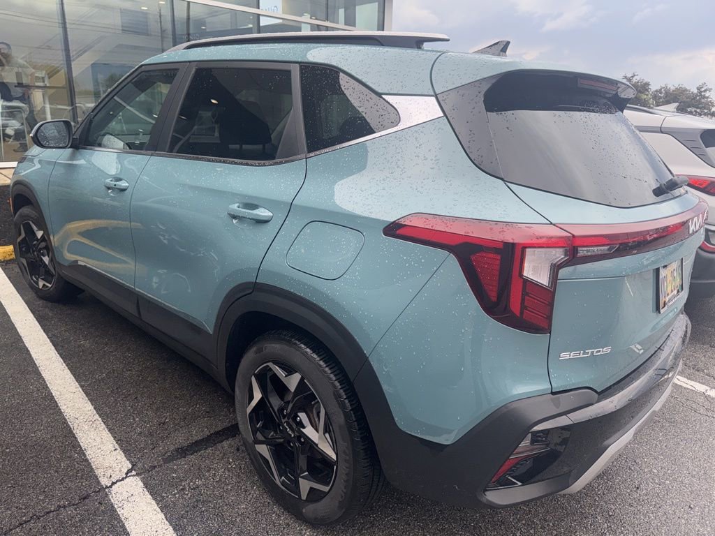 Used 2024 Kia Seltos EX FWD image 2