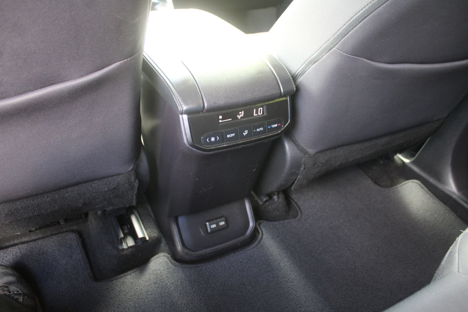 Used 2024 Toyota Highlander LE FWD image 27