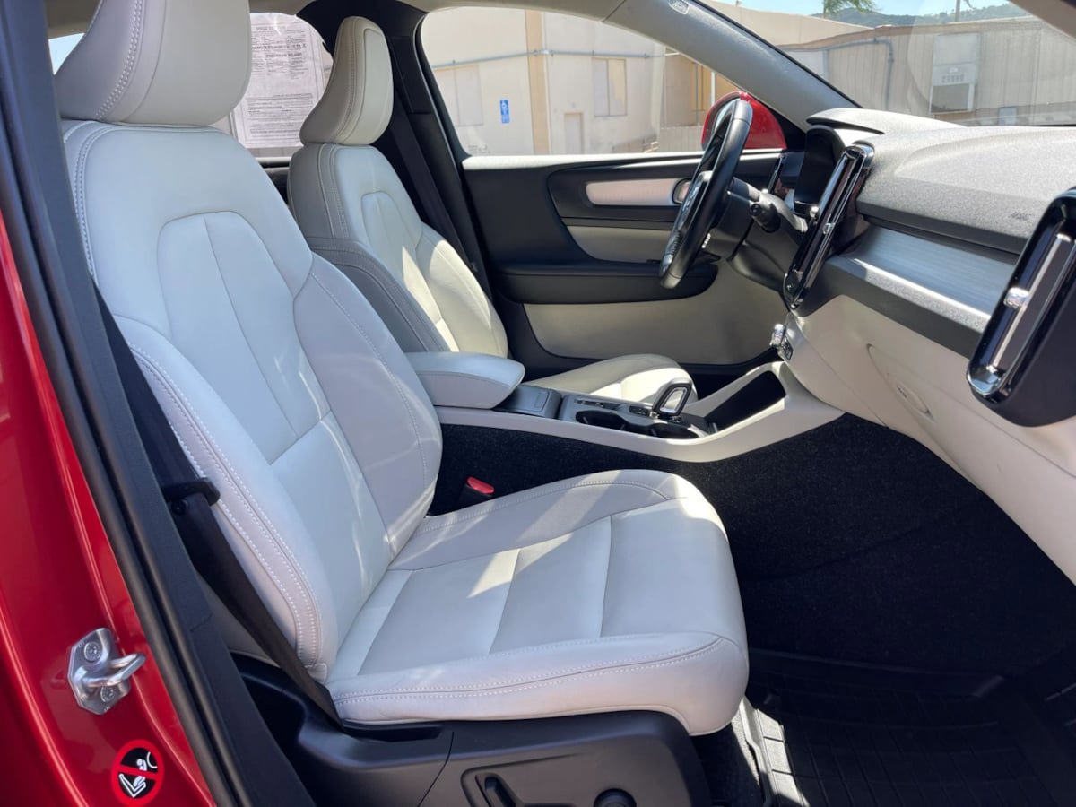 Used 2019 Volvo XC40 T4 Momentum FWD image 24