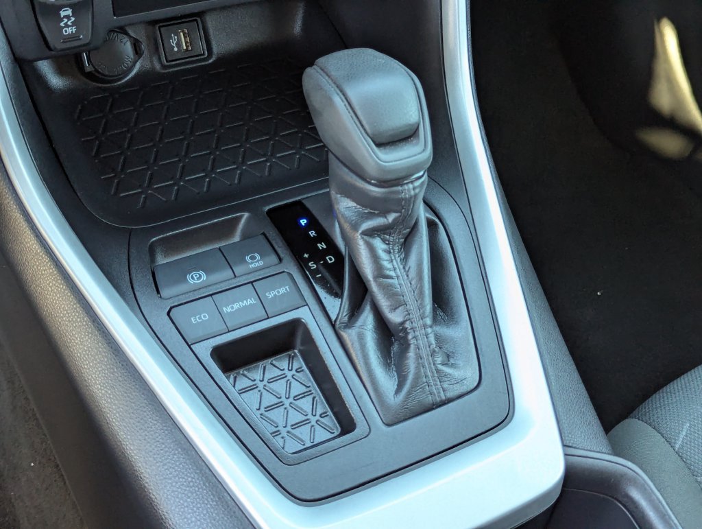 Used 2025 Toyota RAV4 XLE FWD image 30