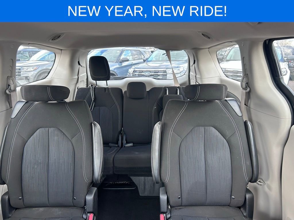 Used 2022 Chrysler Voyager LX image 12