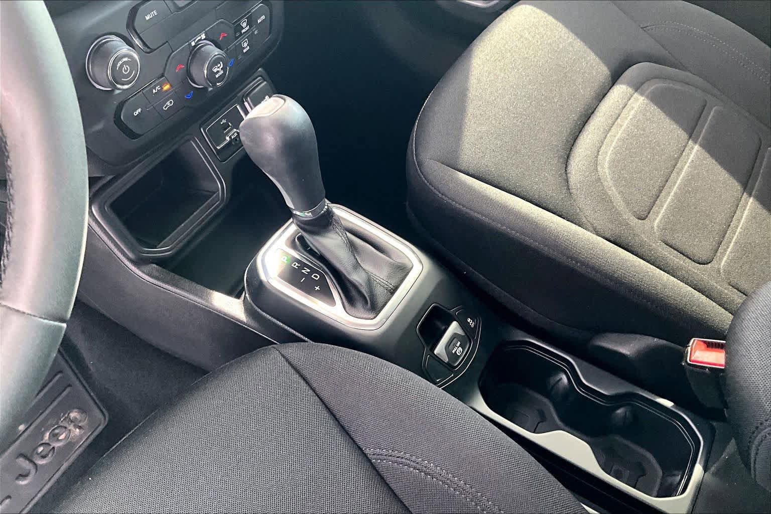 Used 2018 Jeep Renegade Latitude w/ Popular Equipment Group FWD image 16