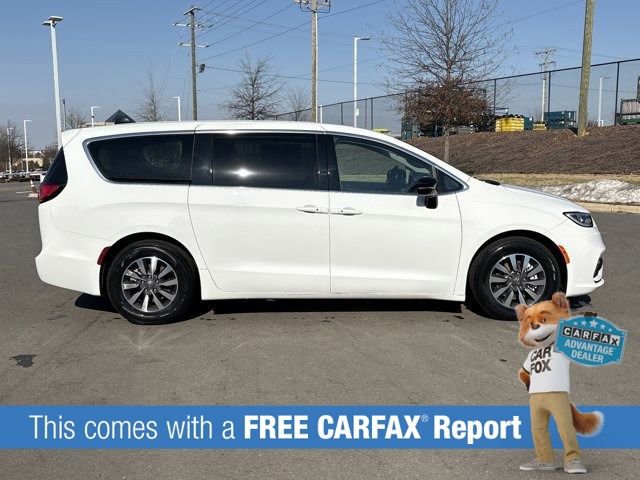 Used 2024 Chrysler Pacifica Select image 2