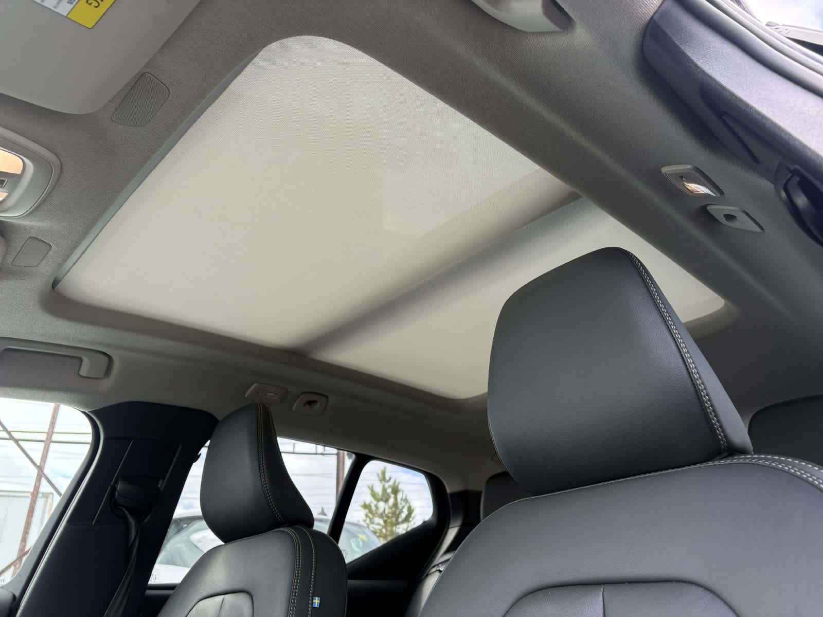Used 2025 Volvo XC40 B5 Plus image 24