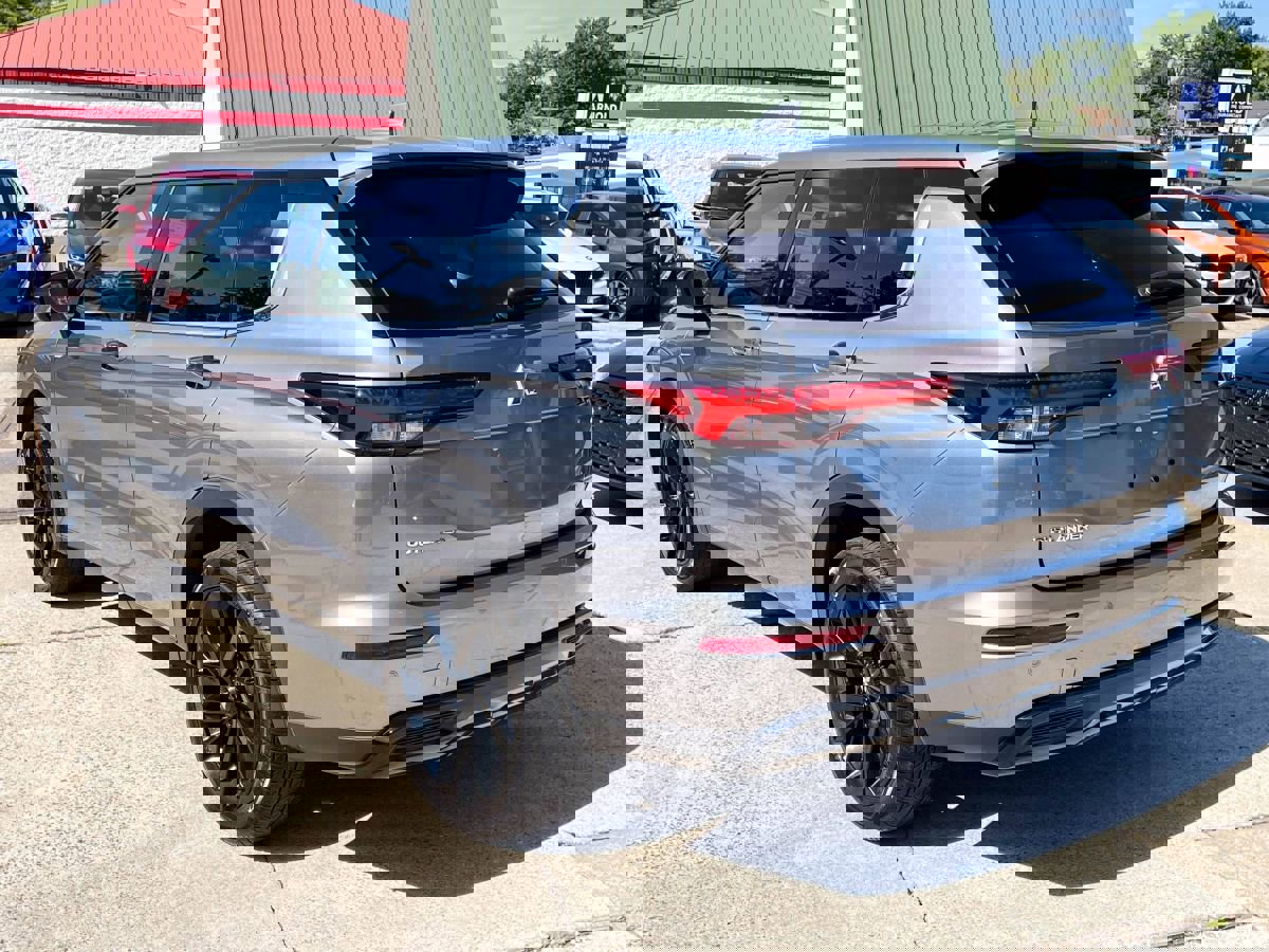 Used 2024 Mitsubishi Outlander SE Black Edition image 5