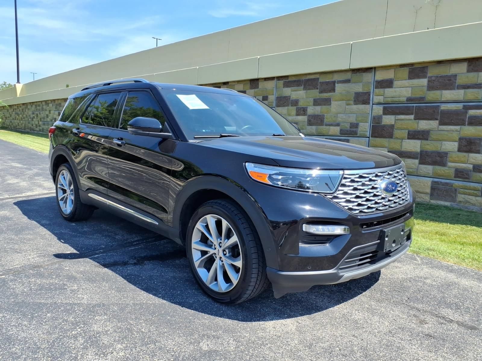 Used 2021 Ford Explorer Platinum w/ Equipment Group 601A AWD/4WD image 2