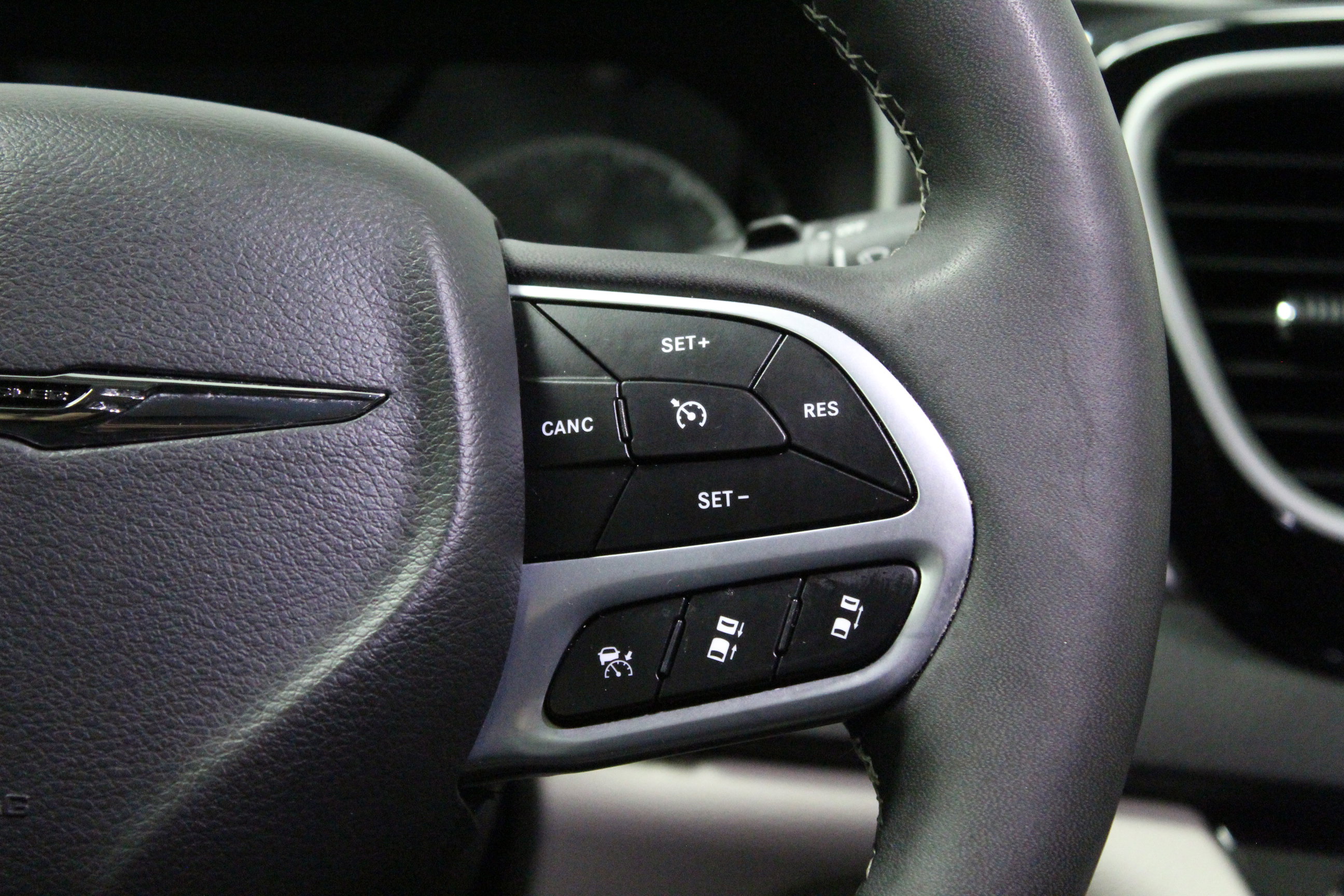 Used 2024 Chrysler Pacifica Touring-L FWD image 29