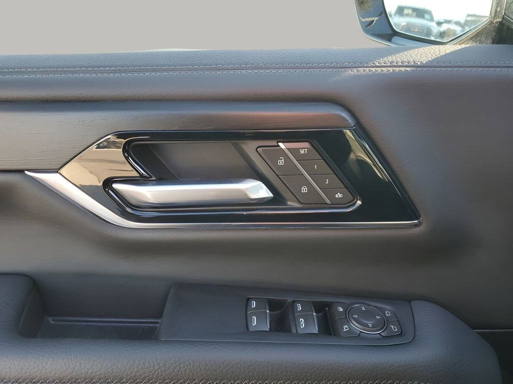 Used 2025 GMC Yukon Denali image 27