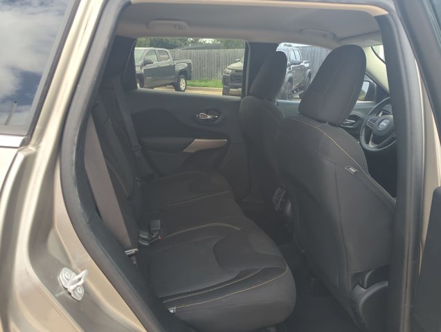 Used 2017 Jeep Cherokee Latitude FWD image 19