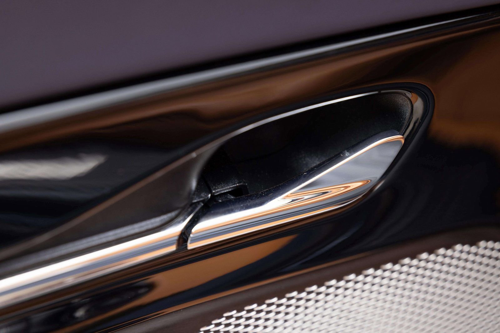 Used 2024 Aston Martin DB12 Convertible image 27