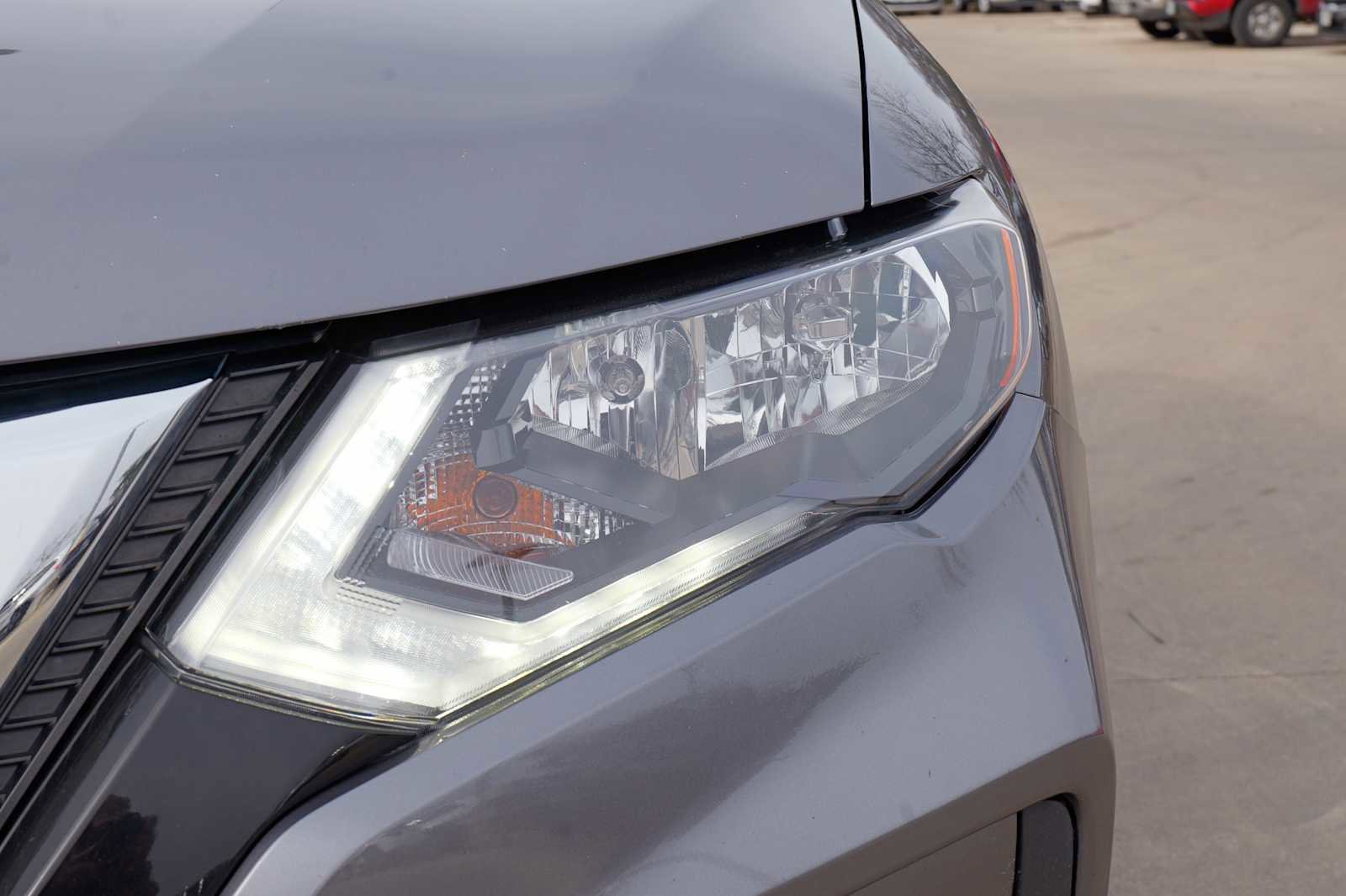 Used 2020 Nissan Rogue SV image 3