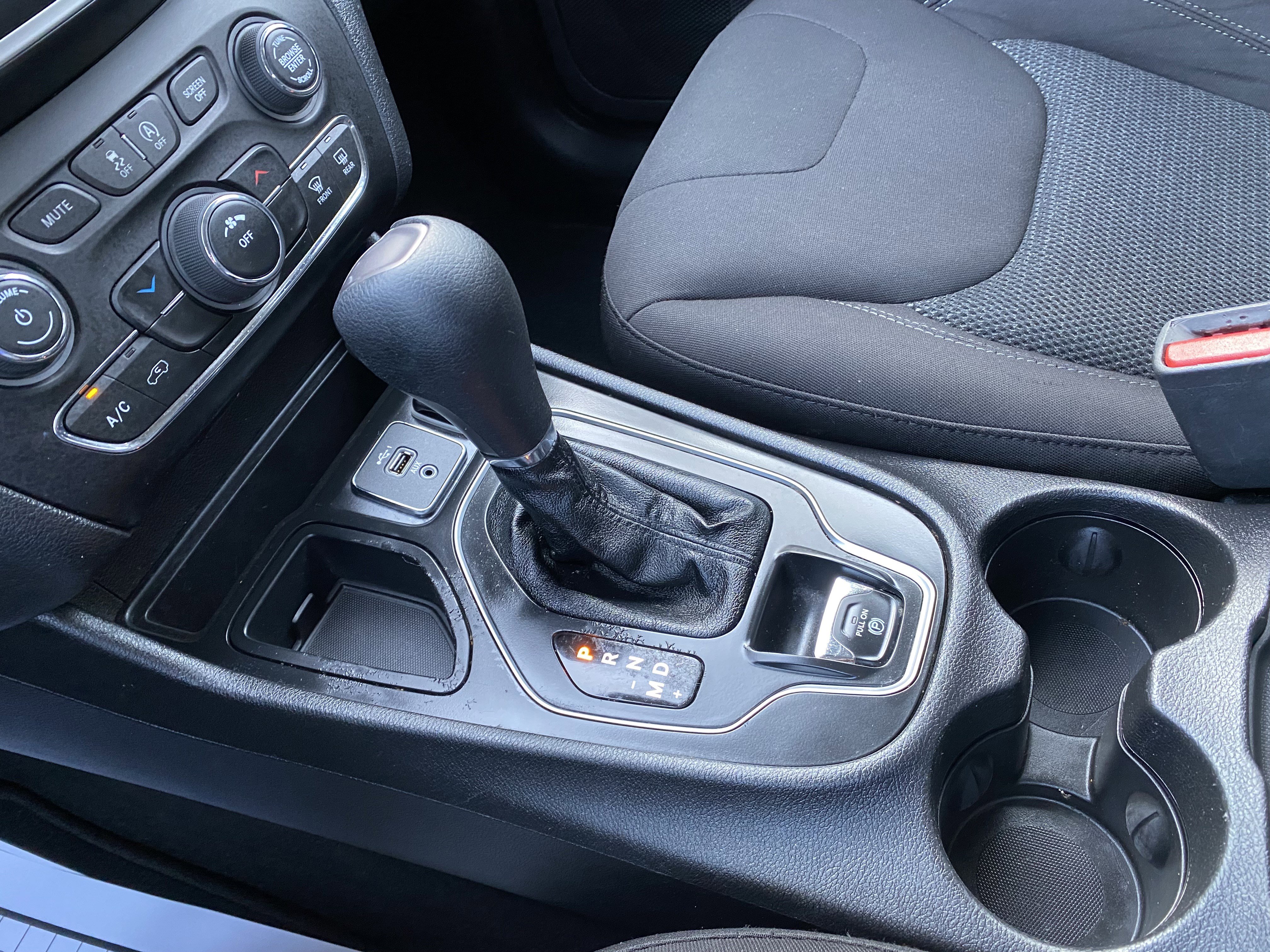Used 2020 Jeep Cherokee Latitude FWD image 28