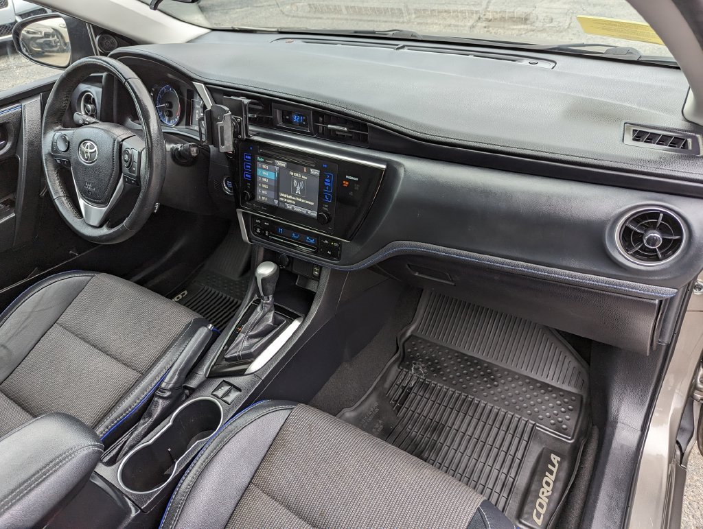Used 2017 Toyota Corolla SE w/ SE Premium Package FWD image 34