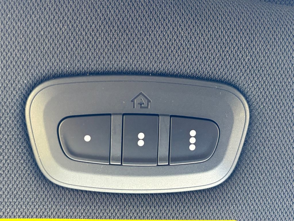 New 2026 Chrysler Pacifica Limited w/ Uconnect Theater Family Group image 26