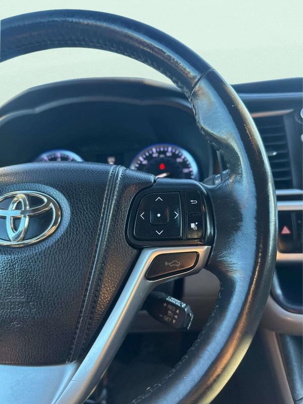 Used 2014 Toyota Highlander Limited w/ Driver Technology Package image 31