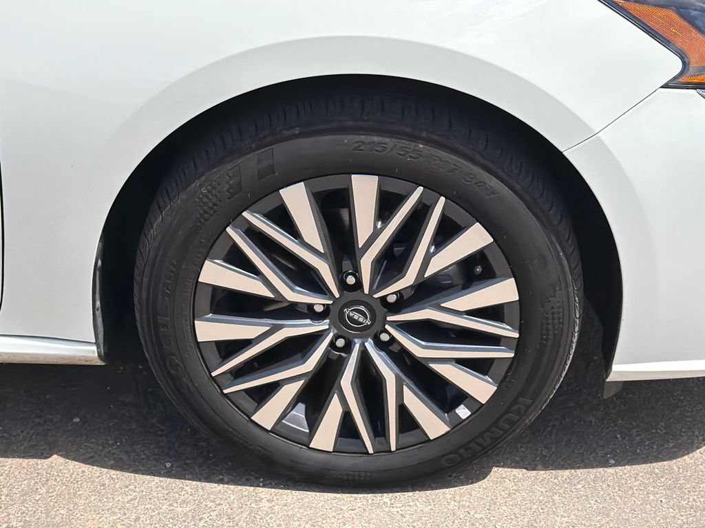 Used 2025 Nissan Altima 2.5 SV FWD image 12