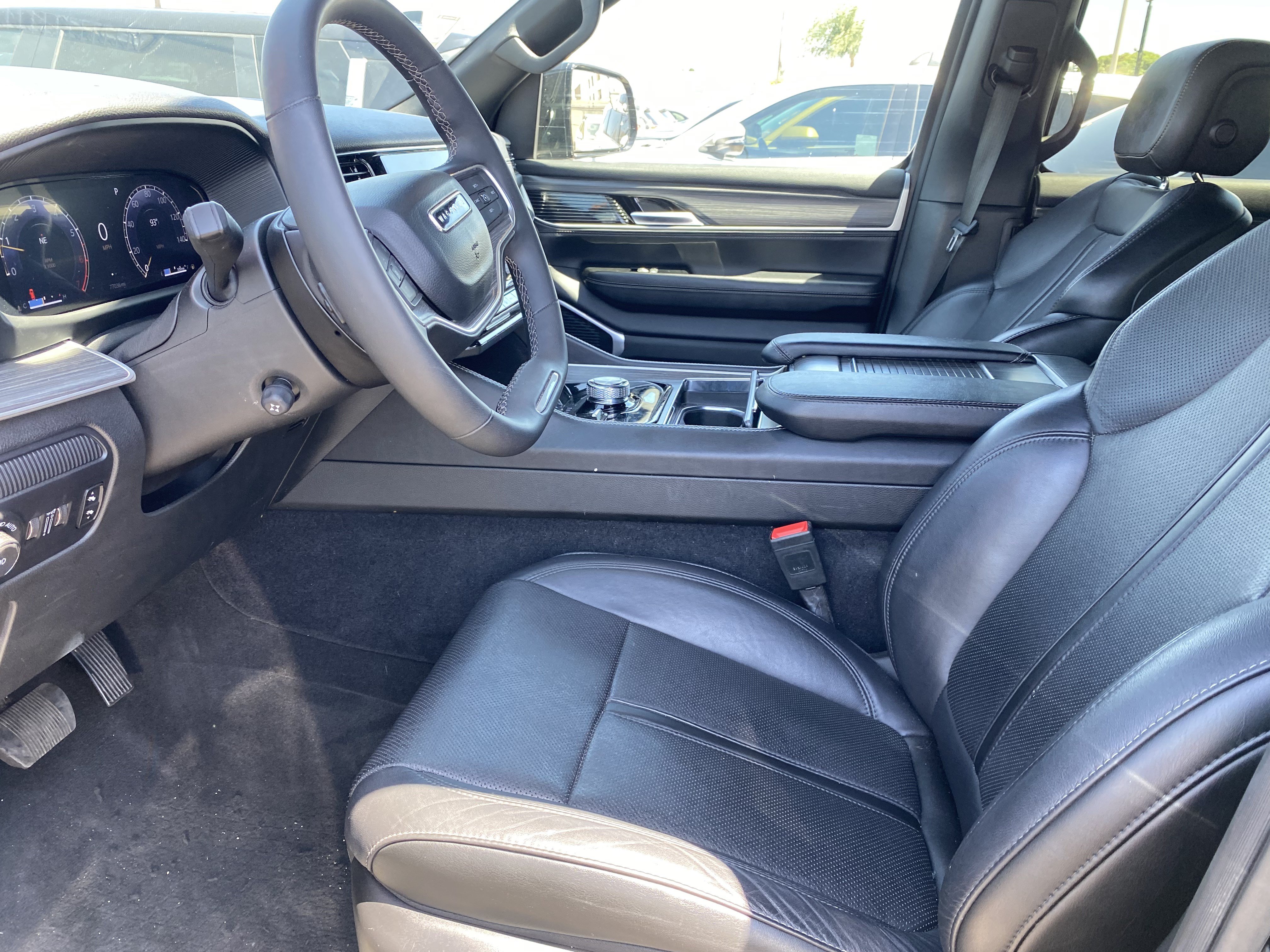 Used 2024 Jeep Wagoneer L Series II w/ Flexible Seating Group AWD/4WD image 14