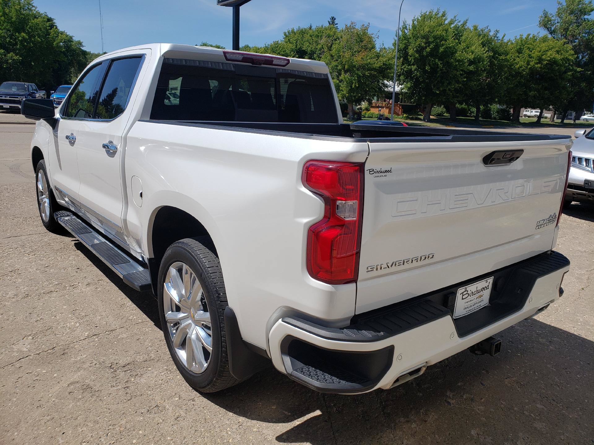 Used 2022 Chevrolet Silverado 1500 High Country w/ High Country Premium Package AWD/4WD image 3
