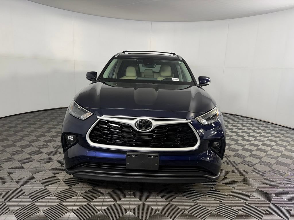 Used 2024 Toyota Highlander XLE FWD image 3