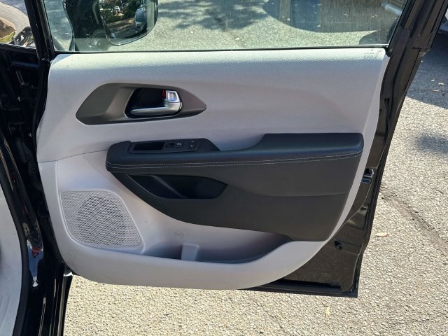 Used 2024 Chrysler Pacifica Touring-L FWD image 9