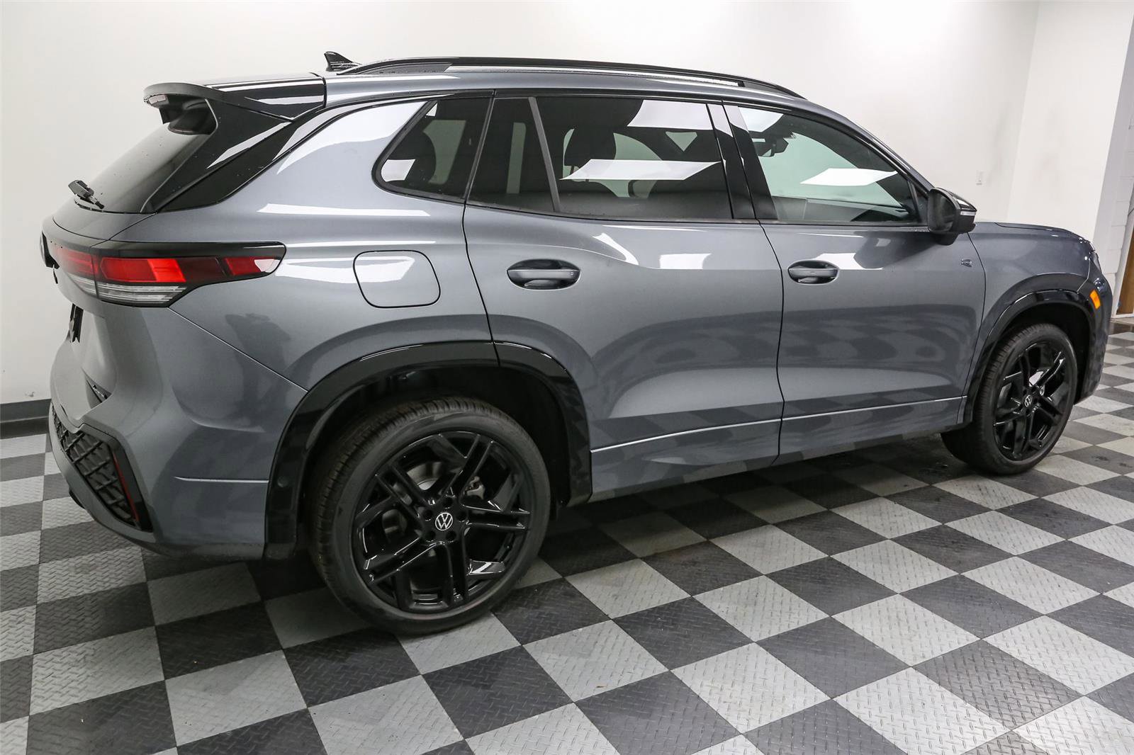 New 2026 Volkswagen Tiguan SE R-Line AWD/4WD image 9