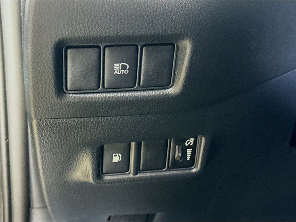 Used 2021 Toyota C-HR XLE FWD image 11